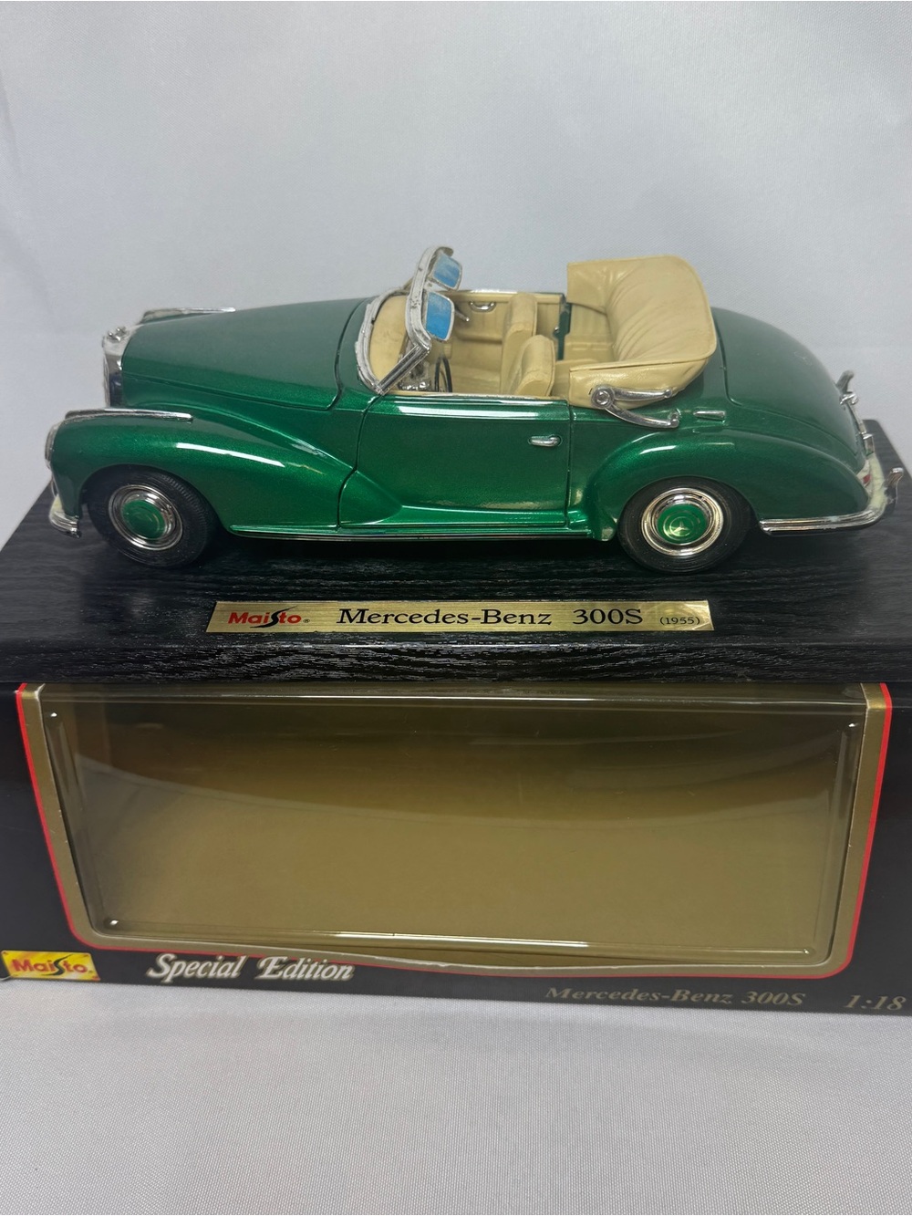 Mercedes Benz 300 S Convertible w/Box 1:18  Green Model MAISTO Special Ed. Notes